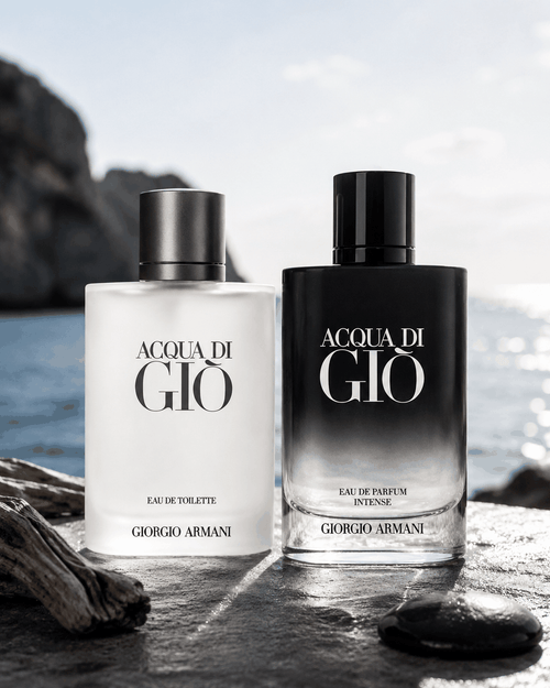 Perfumes Acqua di Giò Homme en frascos de vidrio transparente y negro degradado, con tapas cilíndricas y letras blancas