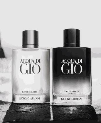 Perfumes Acqua di Giò Homme en frascos de vidrio, uno transparente y otro negro degradado, con tapas cilíndricas.