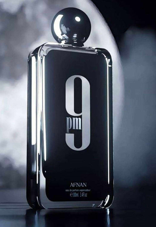 Afnan 9PM Eau de Parfum en frasco negro brillante, rectangular, con tapón esférico y el número 9 plateado al frente.