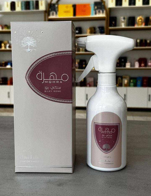 Ambientadores para coches en pulverizador blanco, con botella de gatillo y etiqueta burdeos, junto a su caja plateada