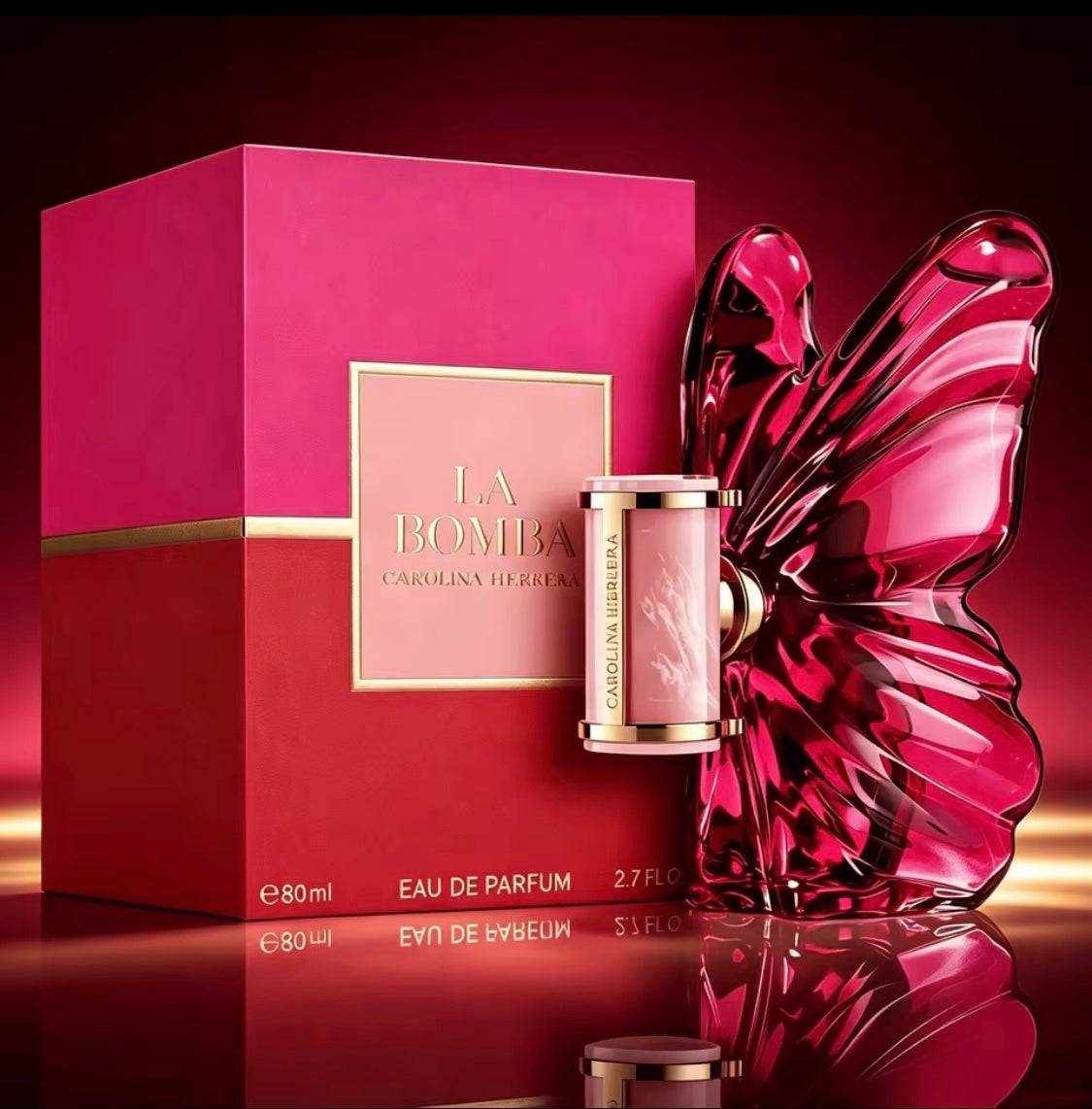 Carolina Herrera La Bomba Eau de perfume en frasco rosa con forma de mariposa, junto a su caja fucsia de 80 ml.