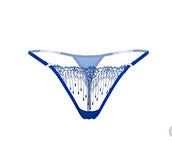 Tanga encaje sexy azul y blanco, de tejido transparente con delicados motivos florales y tiras finas laterales.