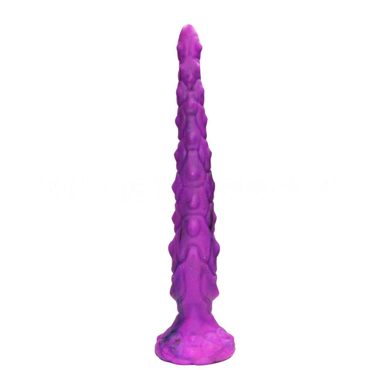 Estimulador Íntimo Extralargo de color morado y superficie texturizada con relieves, base ancha y diseño alargado.