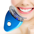 Gel blanqueador dental con férula transparente y dispositivo LED azul brillante, mostrado junto a una sonrisa blanca.