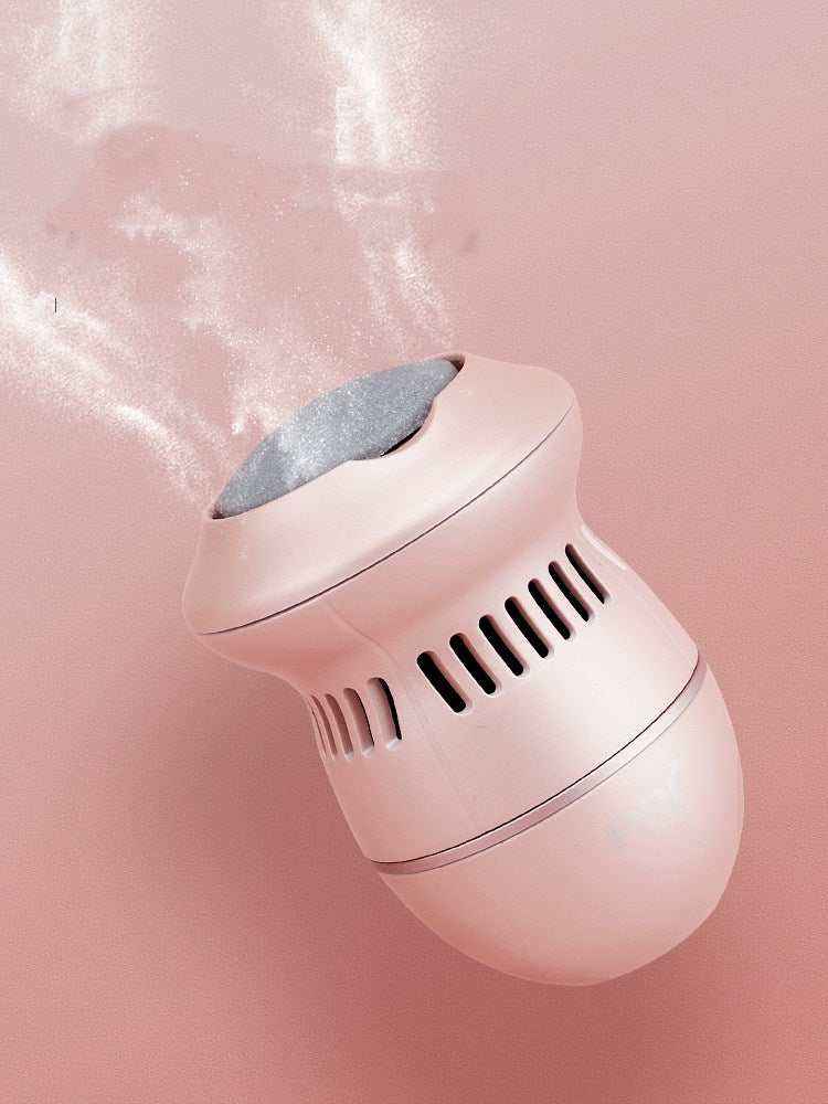 Lima eléctrica para pies rosa claro, de diseño compacto y redondeado, con cabezal abrasivo gris y ranuras de ventilación.