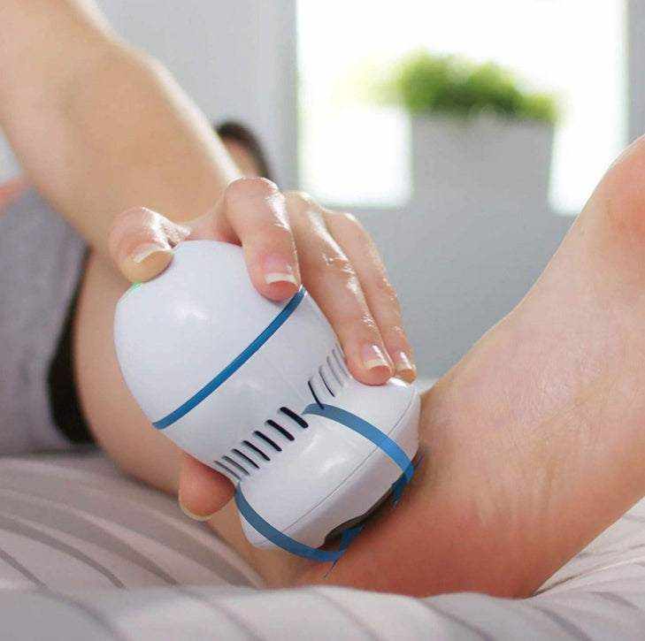 Lima eléctrica para pies blanca con detalles azules, cuerpo ergonómico y ranuras de aspiración, aplicada en el talón.