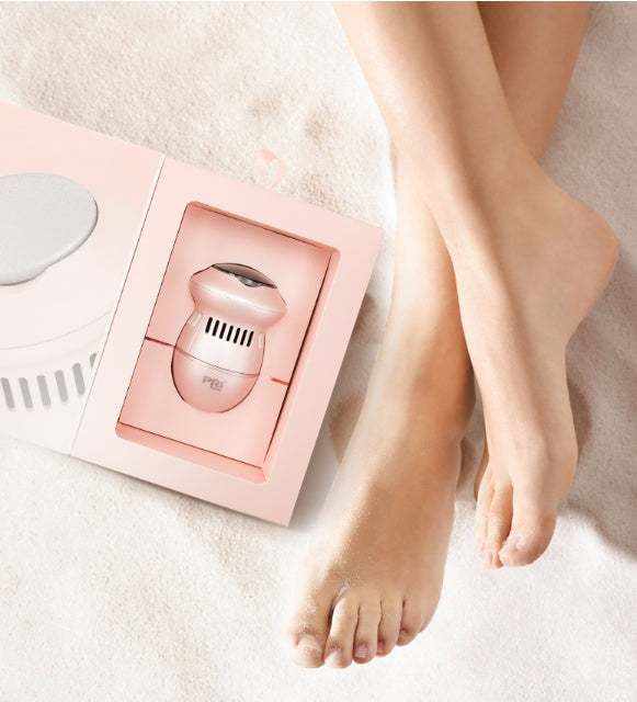 Lima eléctrica para pies en tono rosa, con ranuras de ventilación y cabezal de limado, junto a dos cabezales