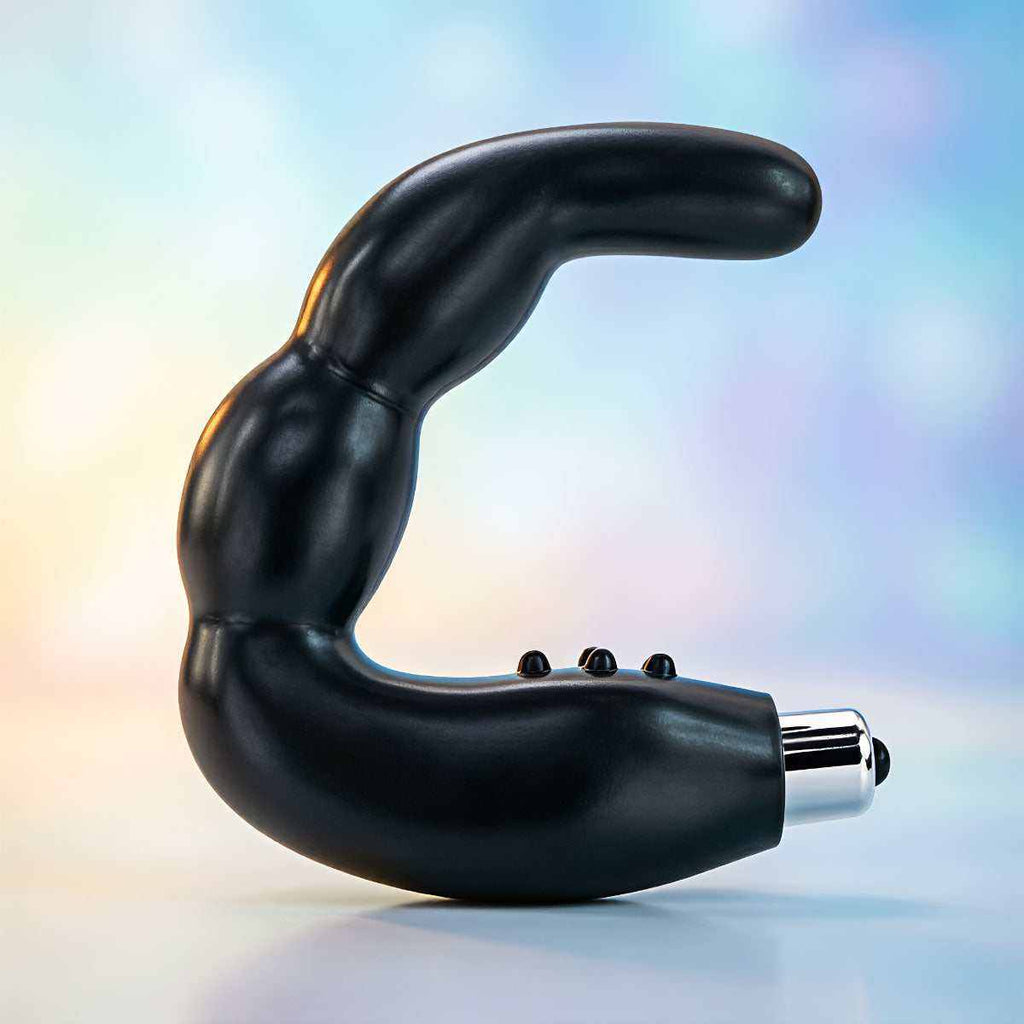 Masajeador de próstata negro, de superficie lisa y forma curva con pequeñas protuberancias y base plateada.