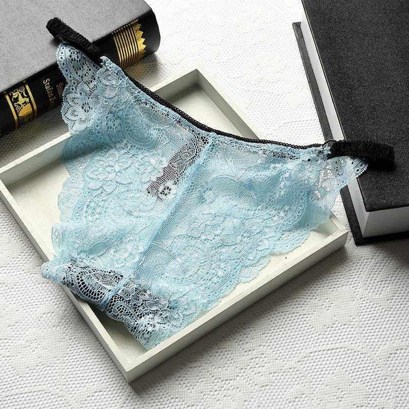 Ropa interior de encaje azul claro, confeccionada en encaje floral translúcido con ribete negro elástico en la cintura.