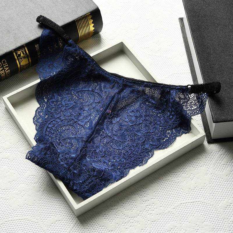 Ropa interior de encaje azul marino con tejido floral semitransparente, bordes festoneados y cintura elástica negra.