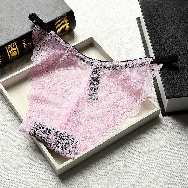 Bragas de ropa interior de encaje rosa pálido con diseño floral translúcido y detalles negros en la cintura y los bordes.