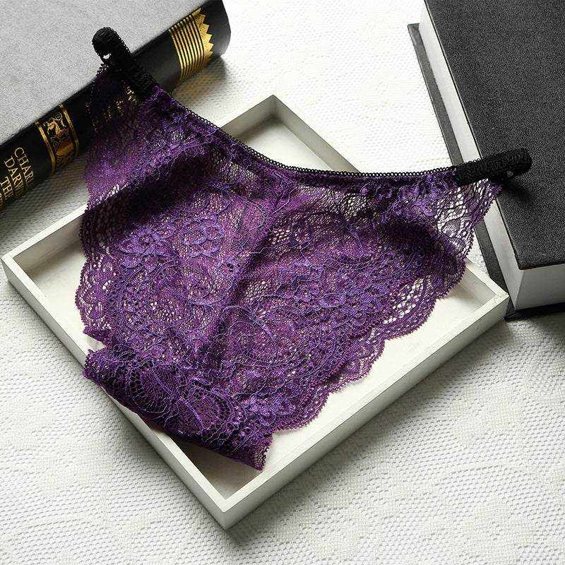 Ropa interior de encaje morada, confeccionada en encaje floral transparente con bordes festoneados y cintura negra.