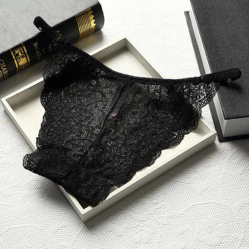 Ropa interior de encaje negra, confeccionada en encaje floral semitransparente con bordes festoneados y corte tipo tanga.