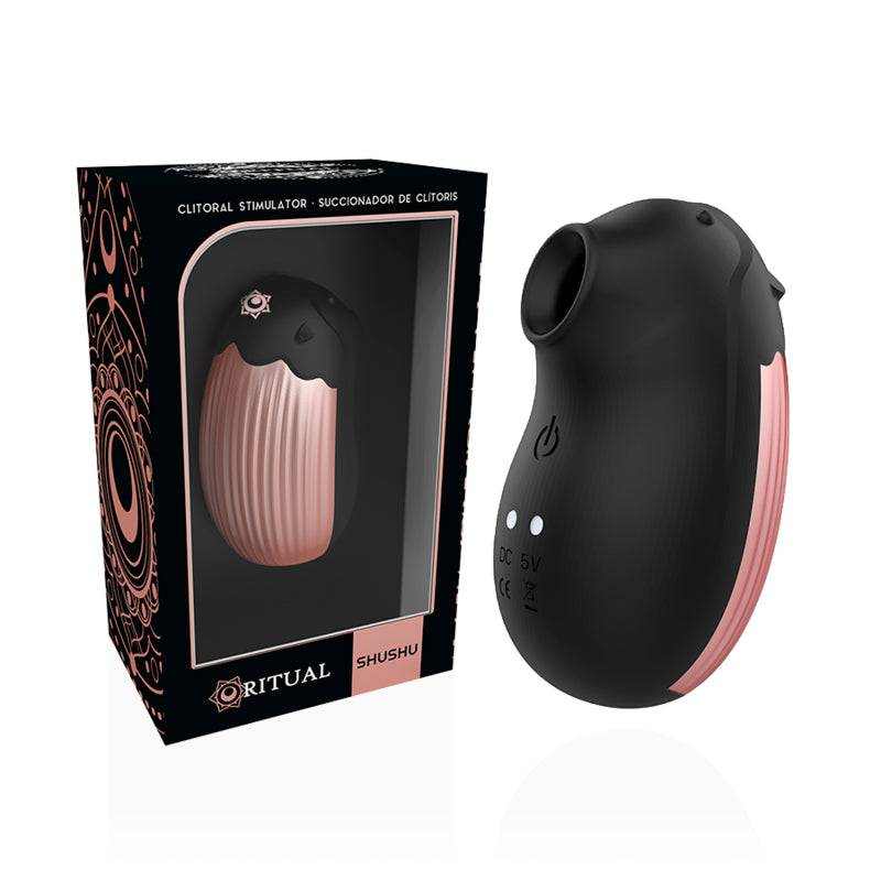 SHUSHU 2.O NEW GENERATION estimulador de clítoris negro de silicona, con lateral rosa acanalado y cabezal de succión.