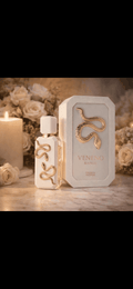 Veneno Blanco Eau de Parfum en frasco y estuche color marfil, con detalles dorados en relieve y diseño de serpiente.