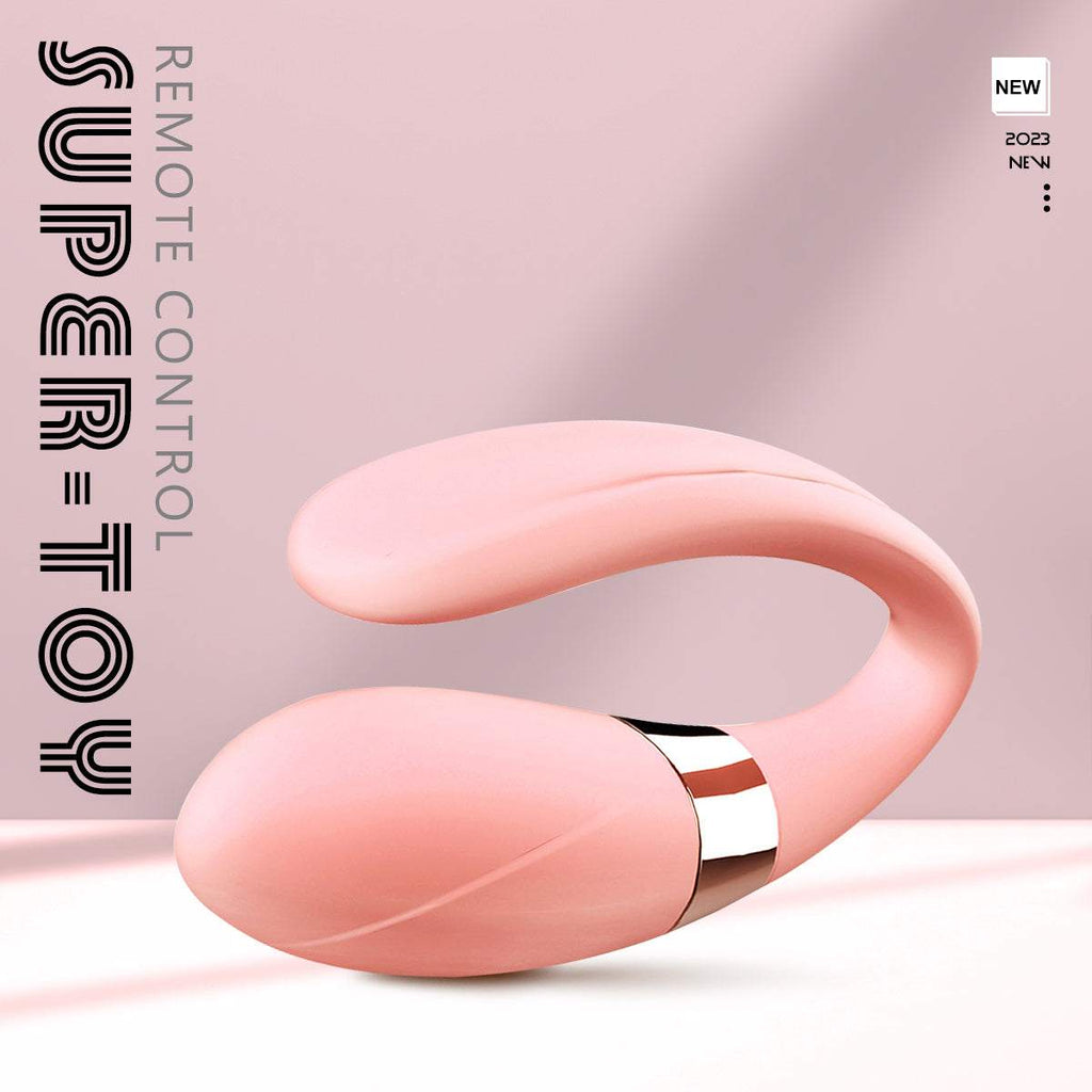 Vibrador para Parejas de silicona rosa, con diseño curvo en forma de U y detalles metálicos plateados.