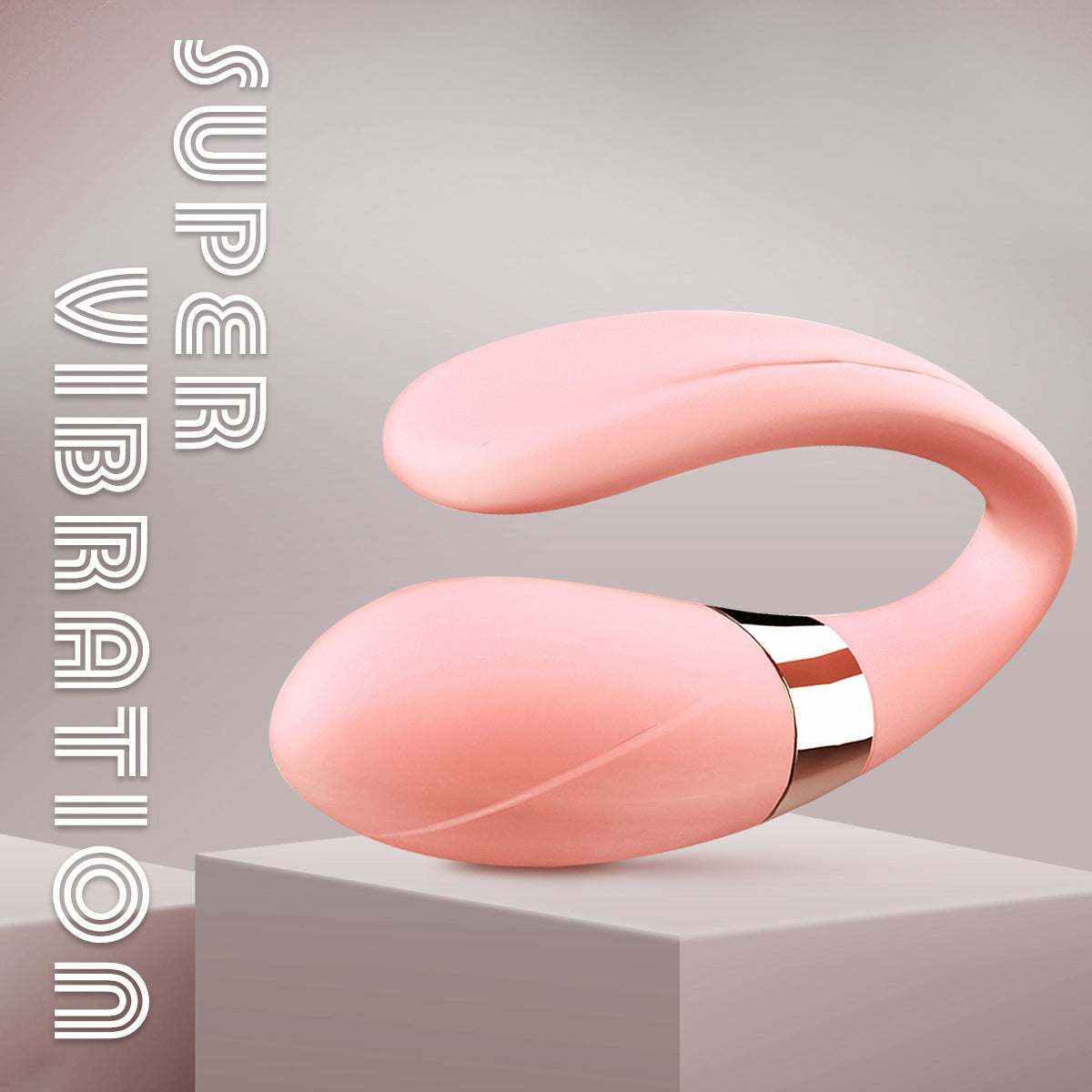 Vibrador para Parejas de silicona rosa con diseño curvo de doble extremo y un anillo metálico plateado central.